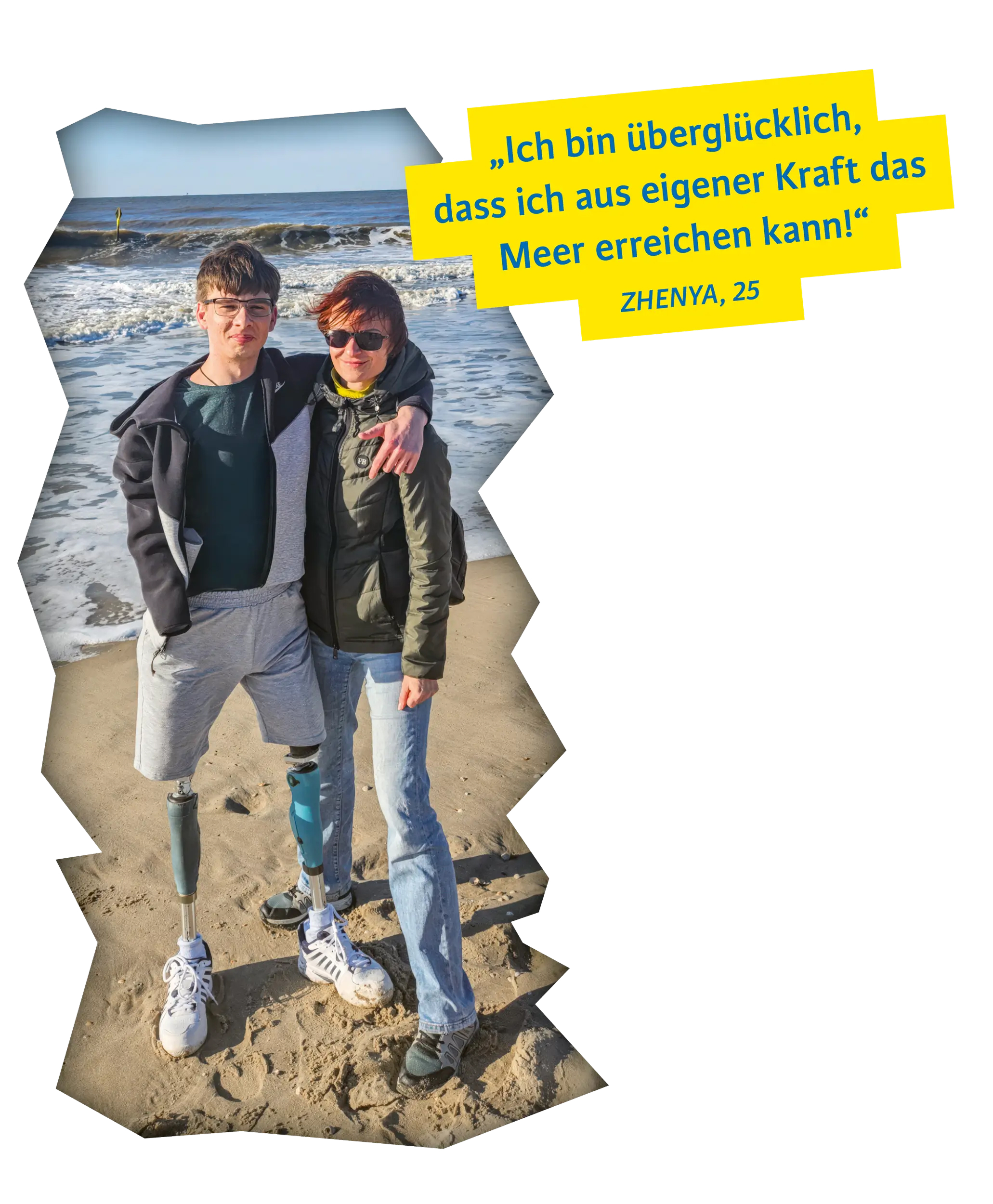 Zhenya mit seiner Mutter am Strand - überglücklich, das Meer aus eigener Kraft erreicht zu haben.